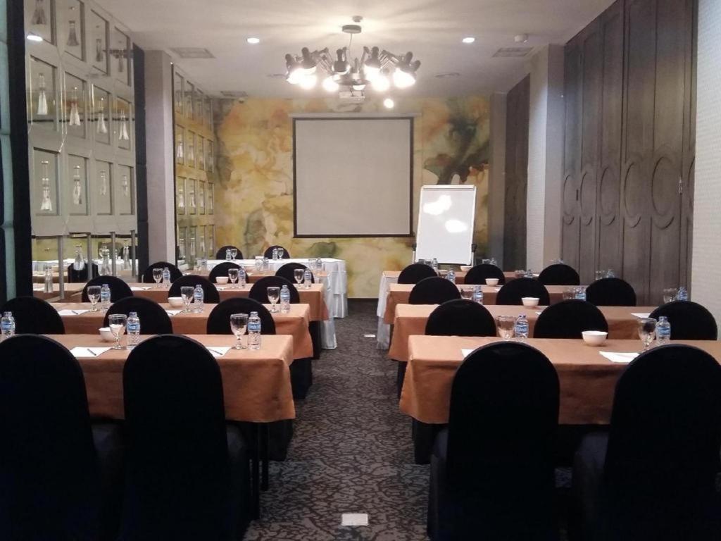 Couleur Hotel Cengkareng Jakarta Extérieur photo