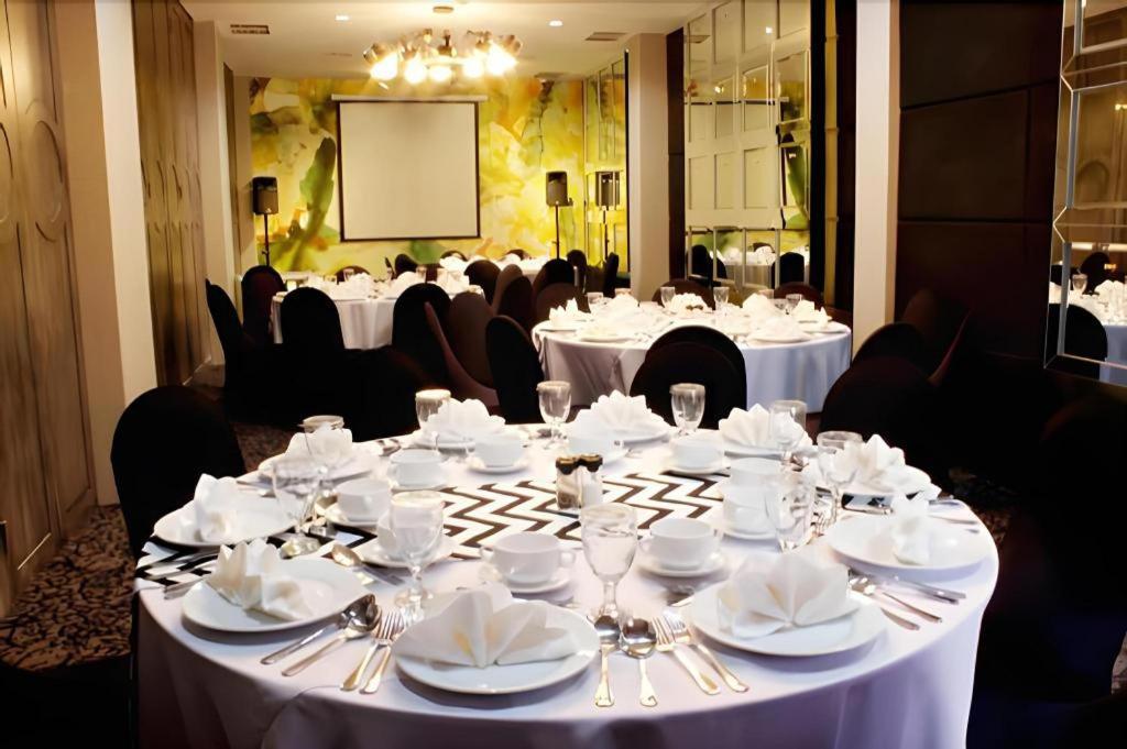 Couleur Hotel Cengkareng Jakarta Extérieur photo