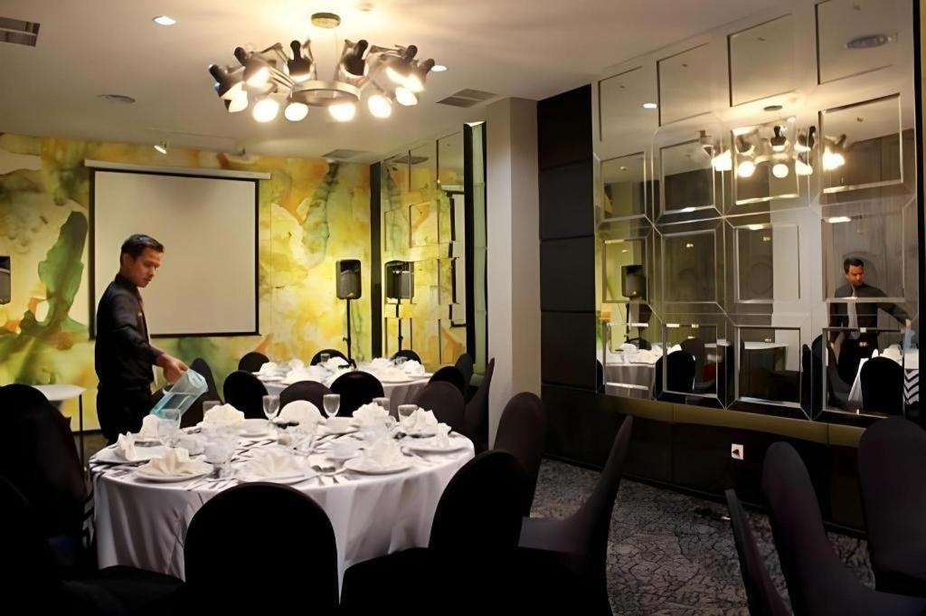 Couleur Hotel Cengkareng Jakarta Extérieur photo